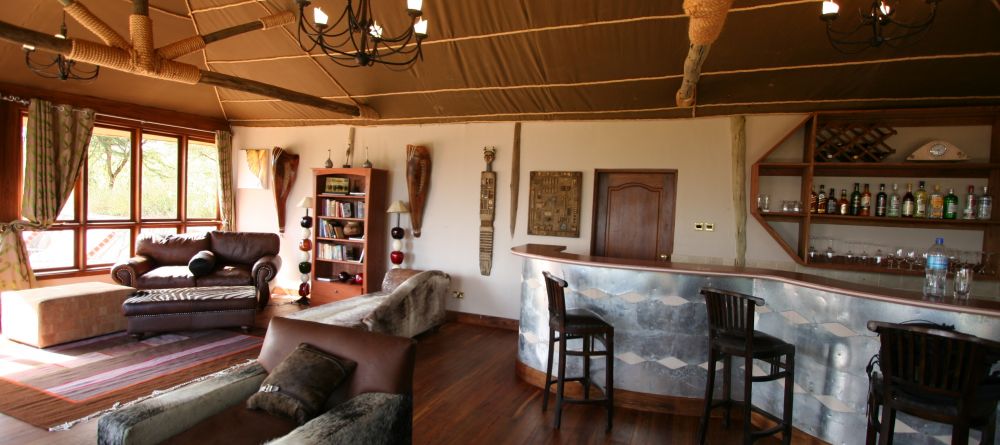 Bar and library at Buffalo Luxury Camp, Serengeti Loliondo, Tanzania - Image 4