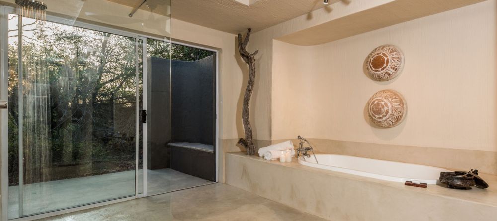 Luxury Suite Bathroom - Image 1