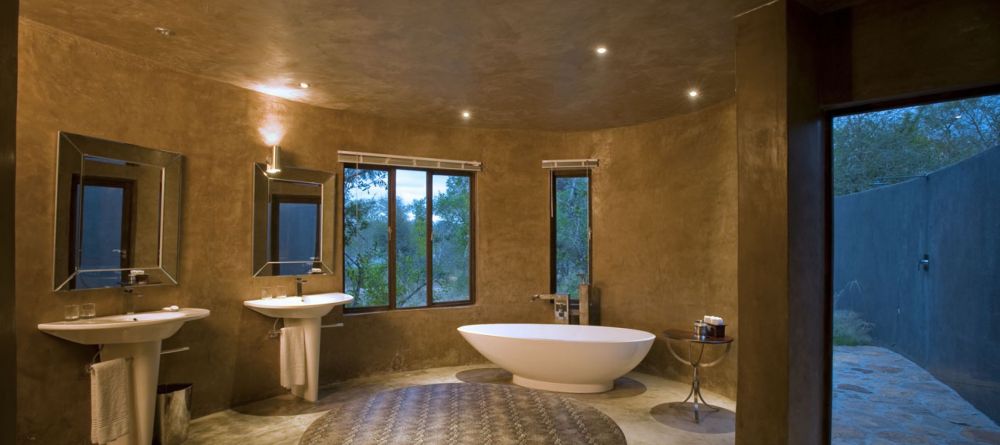 The beautiful modern bathroom at Chitwa House, Sabi Sands Game Reserve, South Africa - Image 6