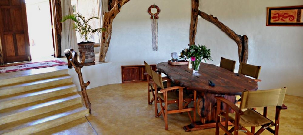 Natural wood accents bring nature into the dining area at Mara House, Masai Mara National Reserve, Kenya - Image 16