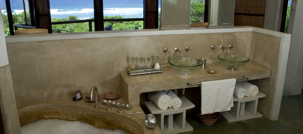 Thonga Beach Lodge - Bathroom and Beach View - Image 8