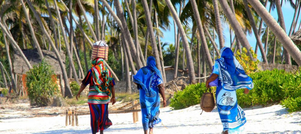 Zanzibar women on the beach - Image 1