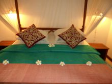 Flame Tree Cottages - Guava Room Bed