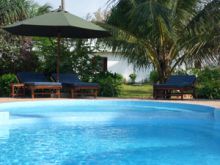 Flame Tree Cottages - Pool and Garden