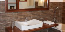 La Dauphin bathroom